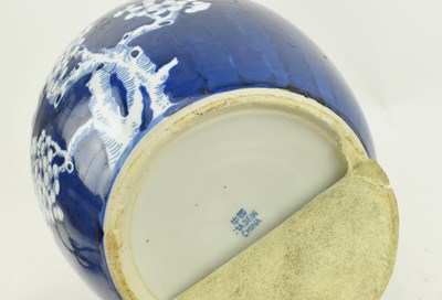 Lot 187 - 20TH CENTURY BLUE AND WHITE PRUNUS JAR LAMP BASE 二十世纪青花冰梅罐灯座