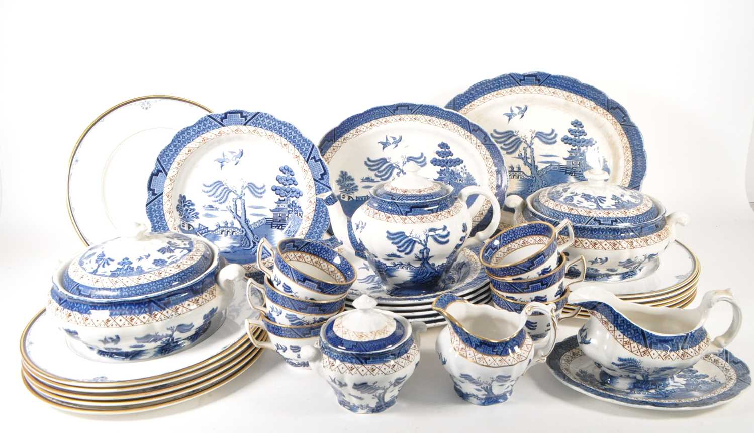 Lot 104 - 20TH CENTURY BOOTHS REAL OLD WILLOW TEA SERVICE WITH DOULTON PLATES