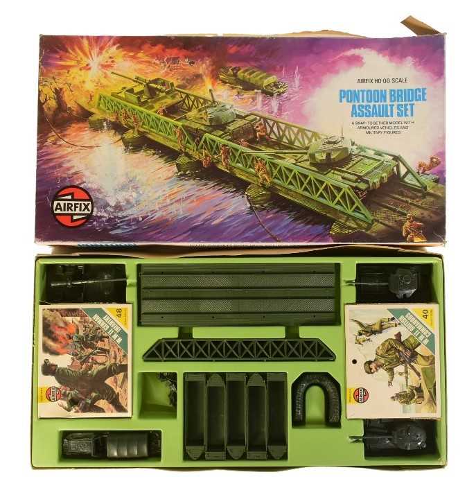 Lot 200 - MODEL KITS - VINTAGE AIRFIX HO SCALE PONTOON BRIDGE ASSAULT SET