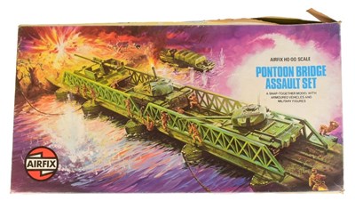 Lot 200 - MODEL KITS - VINTAGE AIRFIX HO SCALE PONTOON BRIDGE ASSAULT SET