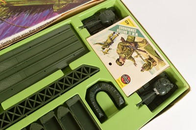 Lot 200 - MODEL KITS - VINTAGE AIRFIX HO SCALE PONTOON BRIDGE ASSAULT SET