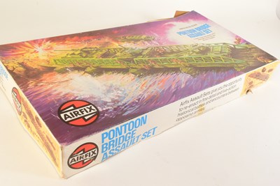 Lot 200 - MODEL KITS - VINTAGE AIRFIX HO SCALE PONTOON BRIDGE ASSAULT SET