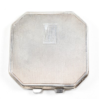 Lot 189 - A HALLMARKED SILVER 1940S ART DECO SILVER COMPACT