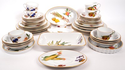 Lot 174 - 20TH CENTURY ROYAL WORCESTER TEA & DINNER SERVICE