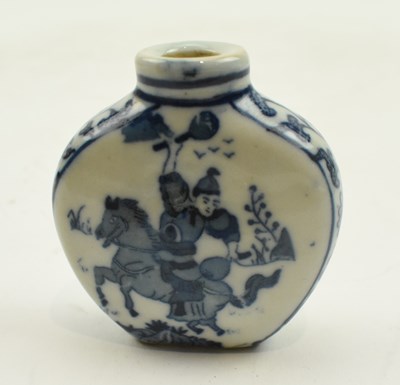 Lot 144 - QING DYNASTY BLUE AND WHITE SNUFF BOTTLE 清 青花人物鼻烟壶