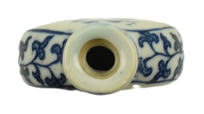 Lot 144 - QING DYNASTY BLUE AND WHITE SNUFF BOTTLE 清 青花人物鼻烟壶