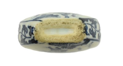 Lot 144 - QING DYNASTY BLUE AND WHITE SNUFF BOTTLE 清 青花人物鼻烟壶