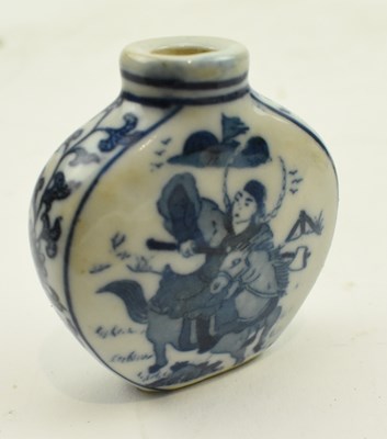 Lot 144 - QING DYNASTY BLUE AND WHITE SNUFF BOTTLE 清 青花人物鼻烟壶