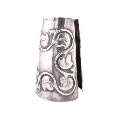 Lot 24 - AN ARTS & CRAFTS WHITE METAL CUFF BANGLE