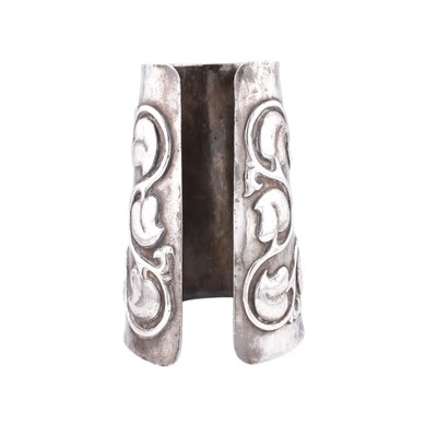 Lot 24 - AN ARTS & CRAFTS WHITE METAL CUFF BANGLE