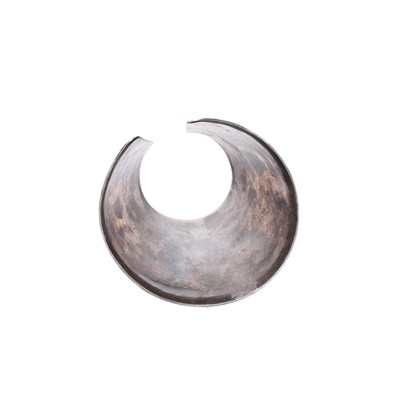 Lot 24 - AN ARTS & CRAFTS WHITE METAL CUFF BANGLE
