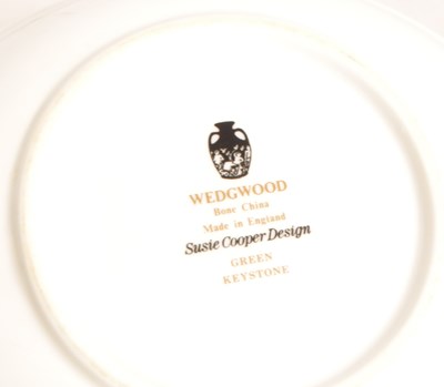 Lot 444 - WEDGWOOD - LATE 20TH CENTURY SUSIE COOPER "KEYSTONE" DINNER SERVICE