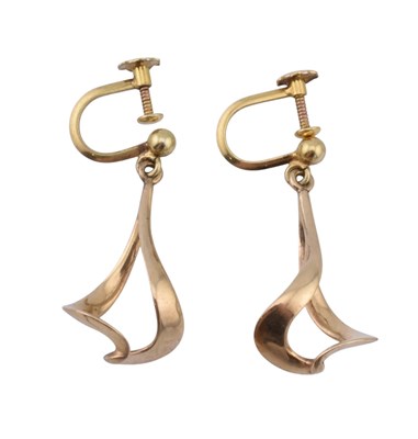 Lot 172 - A PAIR GOLD SPIRAL PENDANT EARRINGS