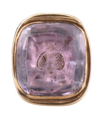 Lot 41 - 19TH CENTURY GOLD & PURPLE STONE FOB SEAL WITH BEE INTAGLIO