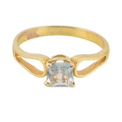 Lot 332 - A 9CT GOLD & AQUAMARING RING