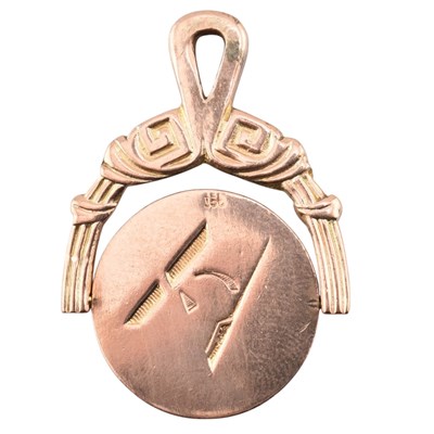 Lot 101 - EARLY 20TH CENTURY 9CT GOLD MASONIC SPINNING FOB PENDANT