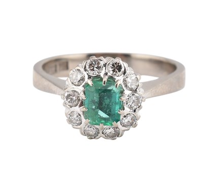 Lot 137 - 18CT WHITE GOLD EMERALD & DIAMOND CLUSTER RING