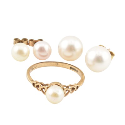 Lot 374 - 9CT GOLD & PEARL RING & PEARL STUD EARRINGS