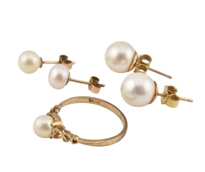 Lot 374 - 9CT GOLD & PEARL RING & PEARL STUD EARRINGS