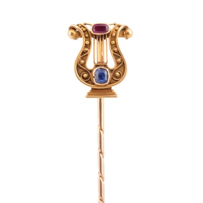 Lot 104 - CONTINENTAL GOLD GEM SET LYRE SHAPED STICK PIN