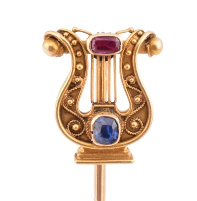 Lot 104 - CONTINENTAL GOLD GEM SET LYRE SHAPED STICK PIN
