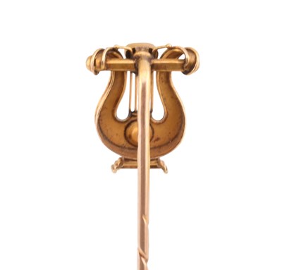 Lot 104 - CONTINENTAL GOLD GEM SET LYRE SHAPED STICK PIN