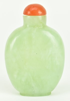 Lot 194 - QING DYNASTY CELADON JADE SNUFF BOTTLE 清 青玉素面鼻烟壶