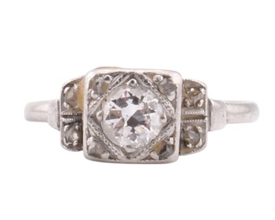 Lot 92 - ART DECO PLATINUM & DIAMOND RING