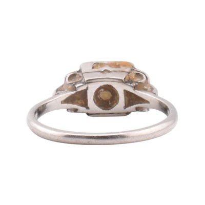 Lot 92 - ART DECO PLATINUM & DIAMOND RING
