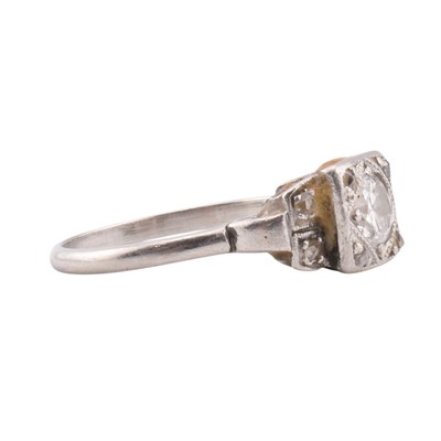 Lot 92 - ART DECO PLATINUM & DIAMOND RING