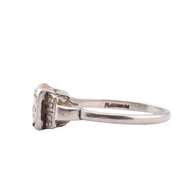 Lot 92 - ART DECO PLATINUM & DIAMOND RING