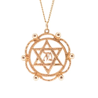 Lot 114 - 18CT GOLD NECKLACE & 9CT GOLD MASONIC PENDANT