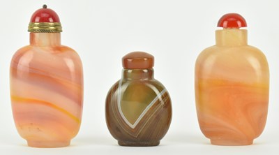 Lot 193 - THREE QING DYNASTY / REPUBLIC AGATE SNUFF BOTTLES 清/民国 玛瑙鼻烟壶三个