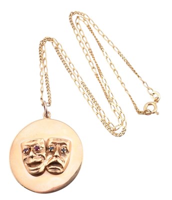 Lot 438 - HALLMARKED 9CT GOLD THEATRICAL MASK PENDANT & NECKLACE