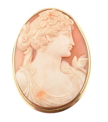Lot 413 - 14CT GOLD CAMEO BROOCH