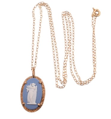 Lot 412 - HALLMARKED 9CT GOLD WEDGWOOD CAMEO PENDANT & CHAIN