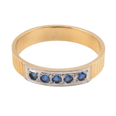 Lot 355 - GOLD & SAPPHIRE FIVE STONE RING