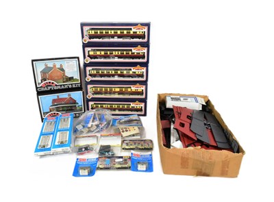 Lot 284 - MODEL RAILWAY - COLLECTION OF BACHMANN COACHES & ASSORTED ACCESSORIES