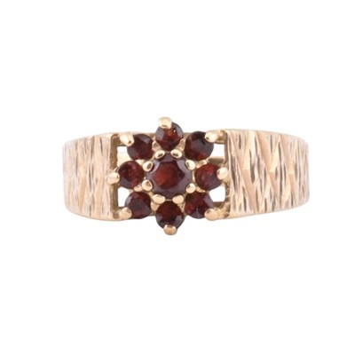 Lot 274 - HALLMARKED 9CT GOLD & GARNET CLUSTER RING