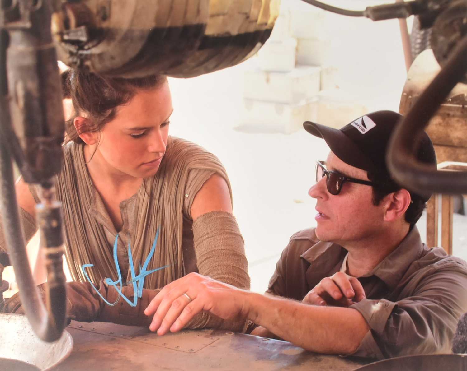 Lot 96 - STAR WARS - JJ ABRAMS (DIRECTOR) - AUTOGRAPHED 11X14" PHOTO - AFTAL