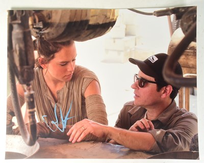 Lot 96 - STAR WARS - JJ ABRAMS (DIRECTOR) - AUTOGRAPHED 11X14" PHOTO - AFTAL
