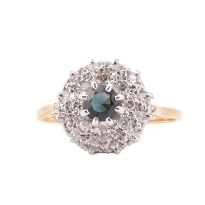 Lot 140 - 18CT GOLD SAPPHIRE & DIAMOND CLUSTER RING