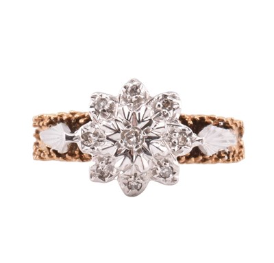 Lot 246 - HALLMARKED 9CT GOLD & DIAMOND CLUSTER RING.