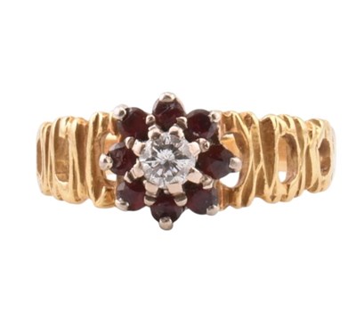 Lot 252 - 18CT GOLD GARNET & DIAMOND CLUSTER RING