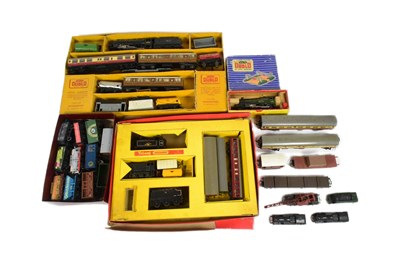 Lot 303 - MODEL RAILWAY - VINTAGE OO GAUGE MODEL RAILWAY