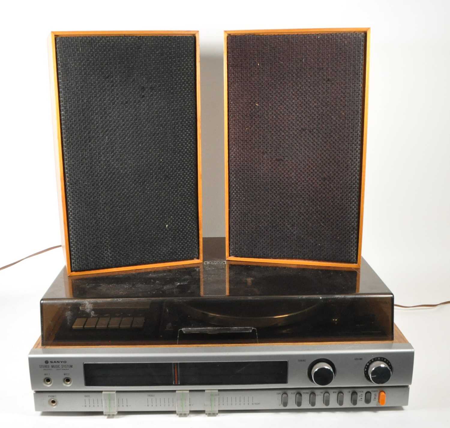 Lot 403 - VINTAGE SANYO STEREO MUSIC SYSTEM MODEL GXT 4444 WITH TWO SPEAKERS