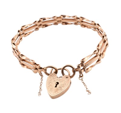 Lot 154 - HALLMARKED 9CT GOLD GATE LINK BRACELET WITH ENGRAVED HEART PADLOCK CLASP
