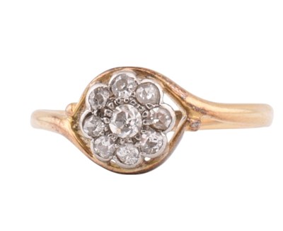 Lot 178 - 18CT GOLD & DIAMOND CLUSTER RING