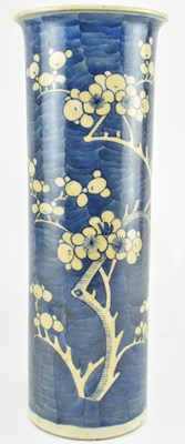 Lot 73 - QING DYNASTY BLUE AND WHITE PRUNUS SLEEVE VASE 清 青花冰梅筒瓶