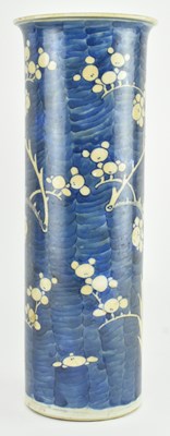 Lot 73 - QING DYNASTY BLUE AND WHITE PRUNUS SLEEVE VASE 清 青花冰梅筒瓶